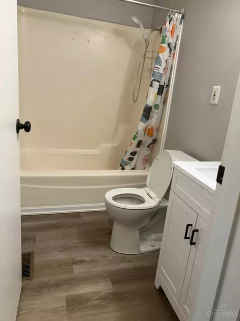Bath - 31 Leslie Ave, Woodlawn, OH 45215 photo 1 of 3