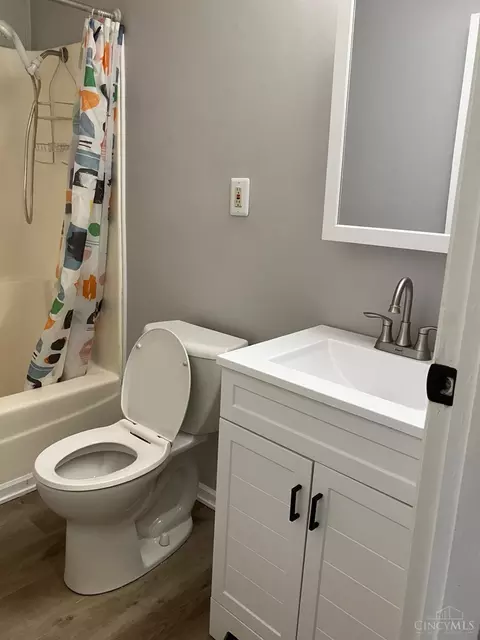 Bath - 31 Leslie Ave, Woodlawn, OH 45215 photo 2 of 3
