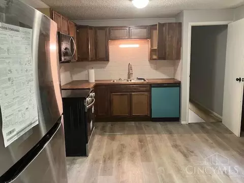 Kitchen - 31 Leslie Ave, Woodlawn, OH 45215 photo 2 of 2