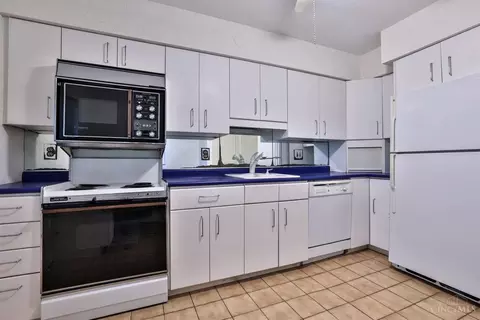 Kitchen - 2111 Sutton Ave #B, Cincinnati, OH 45230 photo 2 of 3