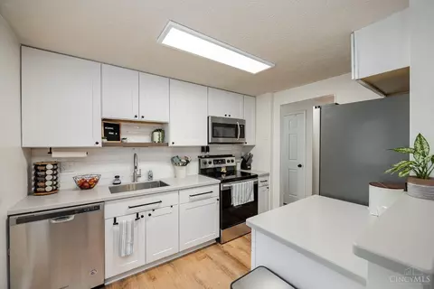 Kitchen - 17 Sugarmaple Ct, Reading, OH 45236 photo 2 of 3