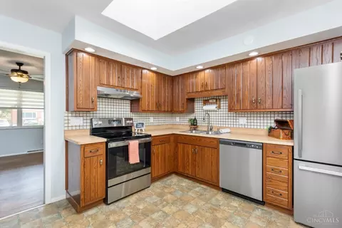 Kitchen - 9341 Coogan Dr, Cincinnati, OH 45231 photo 2 of 5