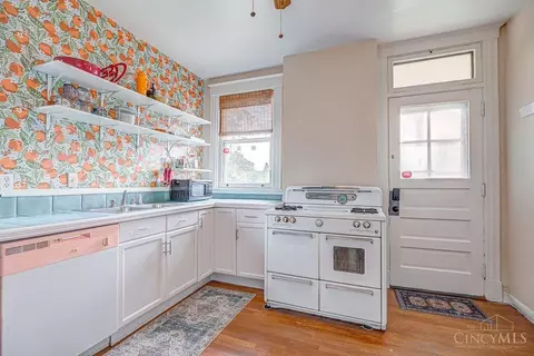 Kitchen - 1000 Overlook Ave, Cincinnati, OH 45238 photo 2 of 4