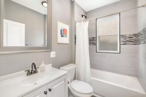 Bath - 4101 Watterson St, Cincinnati, OH 45227 photo 1 of 4