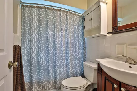 Bath - 2176 Pinney Ln, Cincinnati, OH 45231 photo 1 of 1