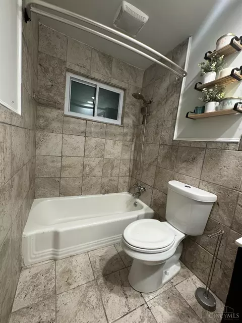 Bath - 933 Conca St, Cincinnati, OH 45218 photo 5 of 9