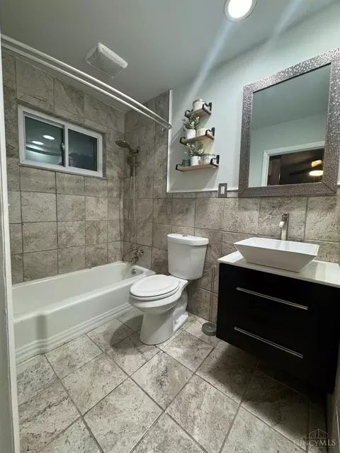Bath - 933 Conca St, Cincinnati, OH 45218 photo 2 of 9