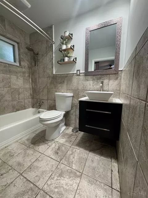 Bath - 933 Conca St, Cincinnati, OH 45218 photo 3 of 9