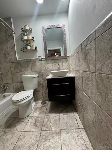 Bath - 933 Conca St, Cincinnati, OH 45218 photo 4 of 9