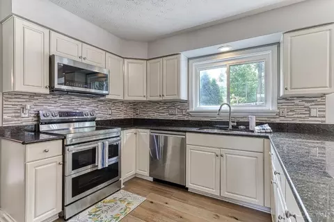 Kitchen - 2325 Candlemakers Ln, Maineville, OH 45039 photo 2 of 4