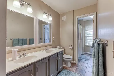 Bath - 2325 Candlemakers Ln, Maineville, OH 45039 photo 2 of 5