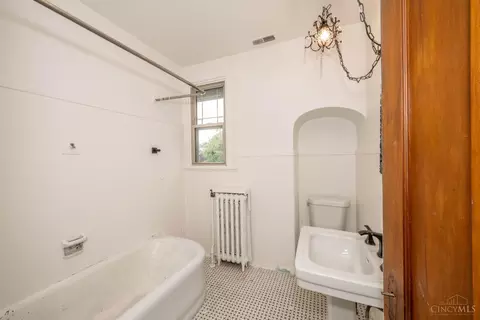 Bath - 1348 Covedale Ave, Cincinnati, OH 45238 photo 2 of 2