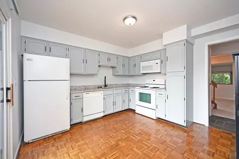 Kitchen - 7284 Galbraith Rd, Cincinnati, OH 45243 photo 2 of 5