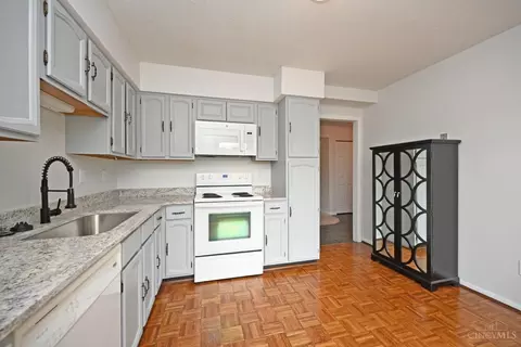 Kitchen - 7284 Galbraith Rd, Cincinnati, OH 45243 photo 4 of 5