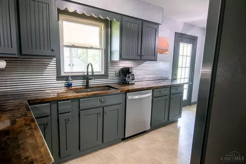 Kitchen - 3781 Eaton Rd, Hamilton, OH 45013 photo 3 of 3