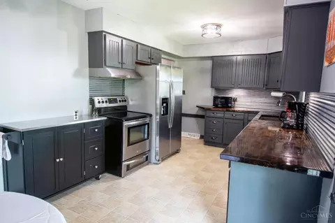 Kitchen - 3781 Eaton Rd, Hamilton, OH 45013 photo 2 of 3