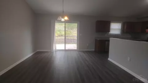 Living - 960 Golfview Dr, Hamilton, OH 45013 photo 3 of 4