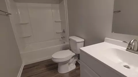 Bath - 960 Golfview Dr, Hamilton, OH 45013 photo 2 of 3