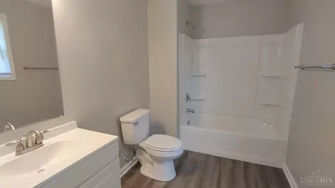 Bath - 960 Golfview Dr, Hamilton, OH 45013 photo 1 of 3