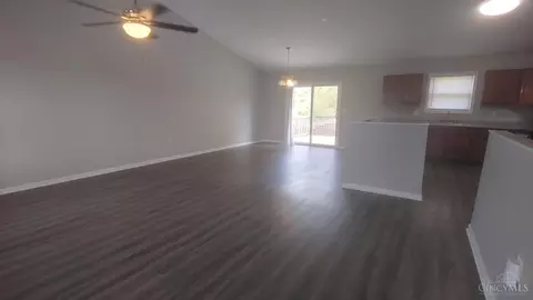 Living - 960 Golfview Dr, Hamilton, OH 45013 photo 4 of 4