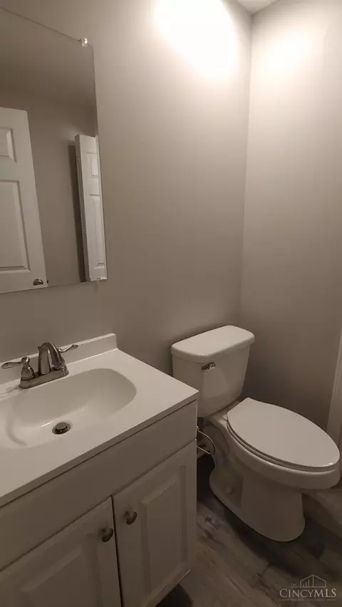 Bath - 960 Golfview Dr, Hamilton, OH 45013 photo 3 of 3