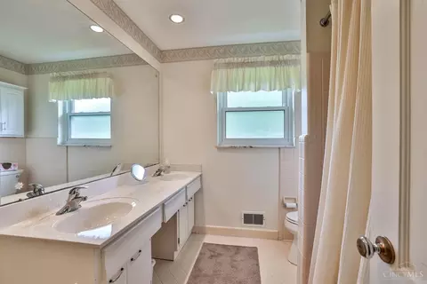 Bath - 5521 Pinecrest Dr, Cincinnati, OH 45238 photo 2 of 4