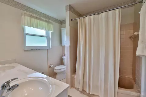 Bath - 5521 Pinecrest Dr, Cincinnati, OH 45238 photo 1 of 4