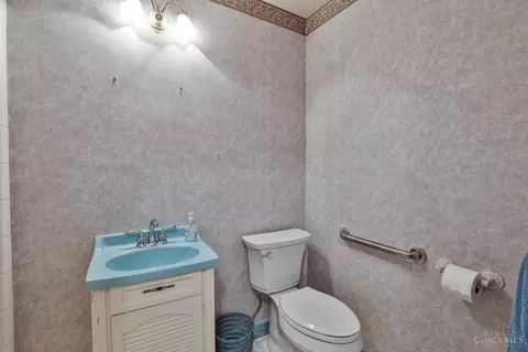 Bath - 5521 Pinecrest Dr, Cincinnati, OH 45238 photo 3 of 4