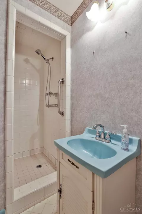Bath - 5521 Pinecrest Dr, Cincinnati, OH 45238 photo 4 of 4