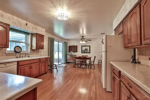 Kitchen - 5521 Pinecrest Dr, Cincinnati, OH 45238 photo 2 of 3