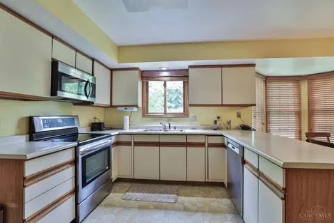 7875 Sagamore Dr, Cincinnati, OH 45236 photo 12