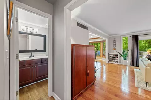 8443 Greenleaf Dr, Cincinnati, OH 45255 photo 7