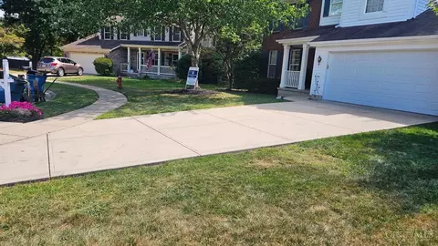 1327 Thistlewood Ct, Amelia, OH 45102