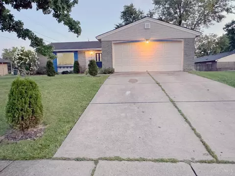 915 Holderness Ln, Forest Park, OH 45240
