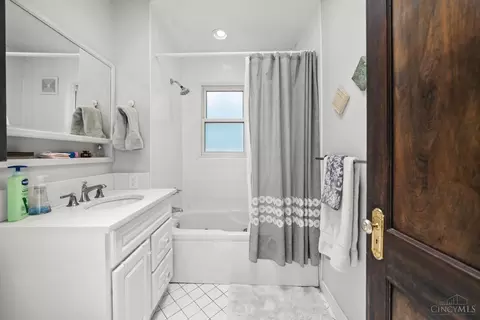 Bath - 3764 Drake Ave, Cincinnati, OH 45209 photo 1 of 1