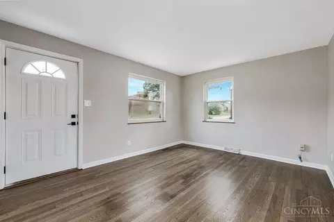 Living - 649 Maple Dr, Reading, OH 45215 photo 2 of 9