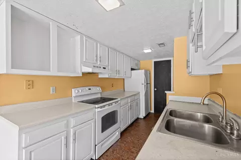 Kitchen - 7814 Hackney Cir, Maineville, OH 45039 photo 2 of 2