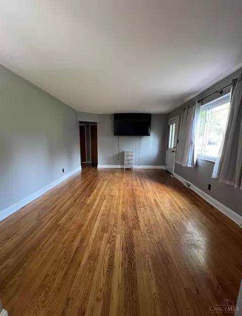 Living - 687 Hoffman Ave, Williamsburg, OH 45176 photo 1 of 2