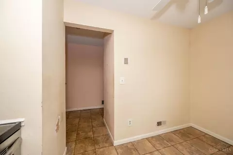 Entry Way - 9783 Bunker Hill Ln, Montgomery, OH 45242 photo 2 of 4