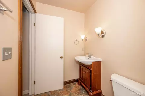 Bath - 9783 Bunker Hill Ln, Montgomery, OH 45242 photo 2 of 4