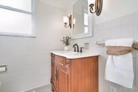 Bath - 3203 Observatory Ave, Cincinnati, OH 45208 photo 3 of 4