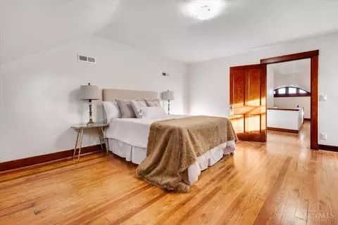 Bedroom - 3203 Observatory Ave, Cincinnati, OH 45208 photo 5 of 7