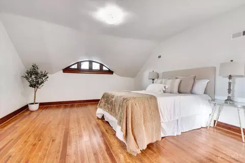 Bedroom - 3203 Observatory Ave, Cincinnati, OH 45208 photo 6 of 7