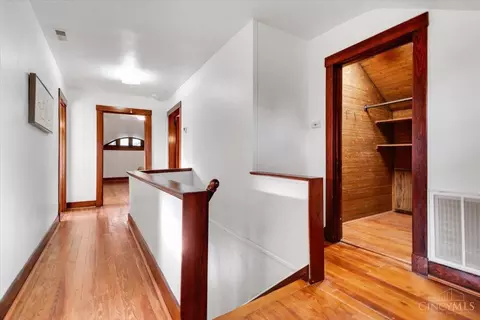 Entry Way - 3203 Observatory Ave, Cincinnati, OH 45208 photo 2 of 2