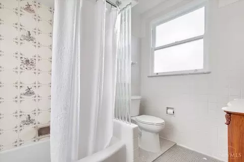 Bath - 3203 Observatory Ave, Cincinnati, OH 45208 photo 2 of 4