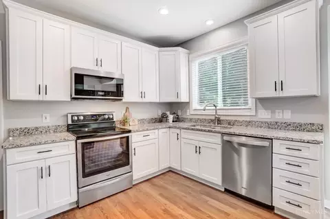 Kitchen - 838 Dorgene Ln, Cincinnati, OH 45244 photo 5 of 8