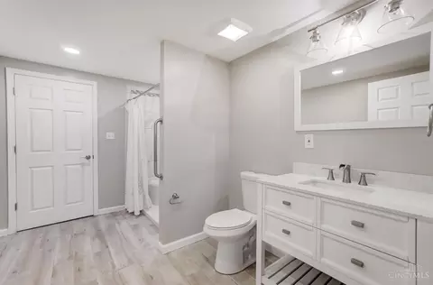 Bath - 838 Dorgene Ln, Cincinnati, OH 45244 photo 9 of 10