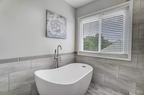 Bath - 838 Dorgene Ln, Cincinnati, OH 45244 photo 5 of 10