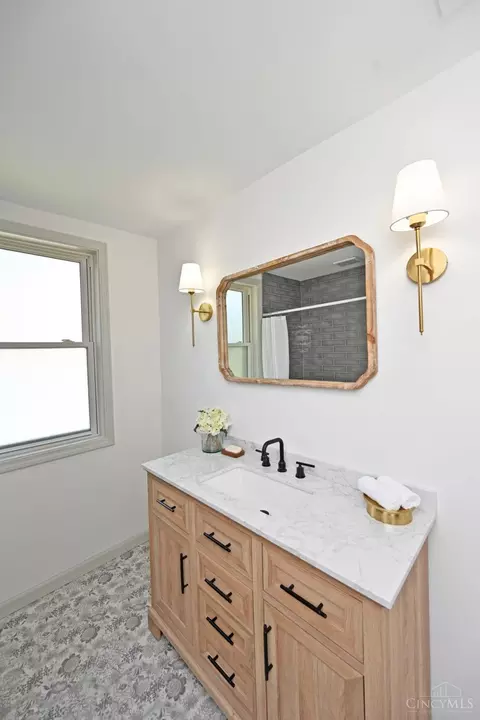 Bath - 208 Pearl St, Reading, OH 45215 photo 2 of 3