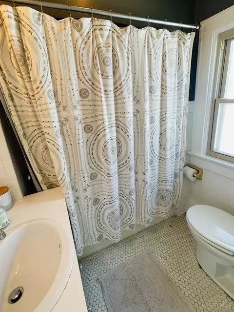 Bath - 1621 Marlowe Ave, Cincinnati, OH 45224 photo 1 of 1
